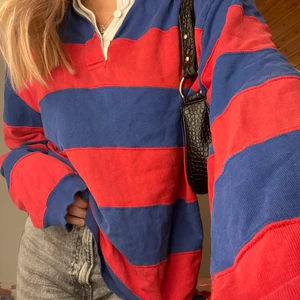 Piké - Randig piké från 90-talet. Flitigt använd men i fint skick! Väldigt oversized på mig som vanligtvis har S, men passar alla storlekar beroende på passformen.