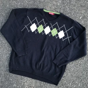 Argyale sweater blå - En supernsygg navy argyale sweater. I extremt bra skick och kvalite! 😍 Frakt tillkommer på 63kr (postnord spårvart)  Dessa är enda bilderna som jag har på plagget! :)