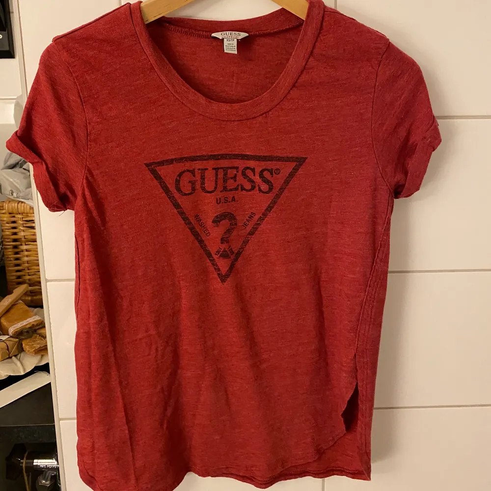 Snygg röd tshirt från Guess . T-shirts.