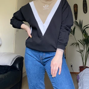 Adidas sweatshirt S - Adidas tröja som ser ut som från 90 talet. Fint och skönt!  