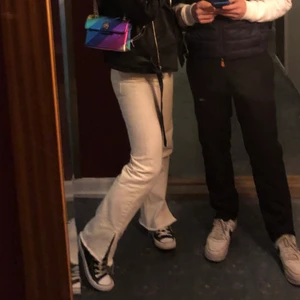 Jeans med slits - Jättefina jeans i storlek 34 som inte säljs längre! Säljer pga att de va för tajta och jag köpte nya i 36 och glömde skicka tillbaka de gamla, och jag brukar vanligtvis ha 36💕 Ett av mina favorite helt ärligt!