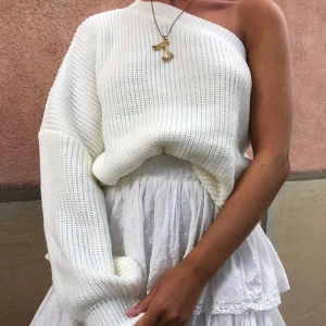 Stickad tröja - Stickad tröja med en ärm, storlek onesize men passar xs-l, köpt från by Anastasia och använt ett fåtal gånger. Nypris 350kr. Köparen betalar för frakt om inte det är möjligt att mötas upp. (Lånade bilder) ingen budgivning 