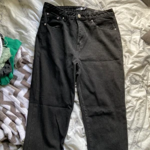 Mom Jeans storlek 42 - Ett par hyfsat nya jeans har använt fåtal gånger. Jag skulle säga att jeansen är lite små i storleken. Skulle säga att dem skulle passa bättre på en person med storlek 40. Jag tycker att det är en bra passform bara inte för min kropp. Du står för frakten:)