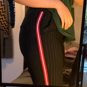 Kostymbxor - Randiga kostymbyxor i storlek M. Fint skick och bra kvalitet. Pris 70kr🌶