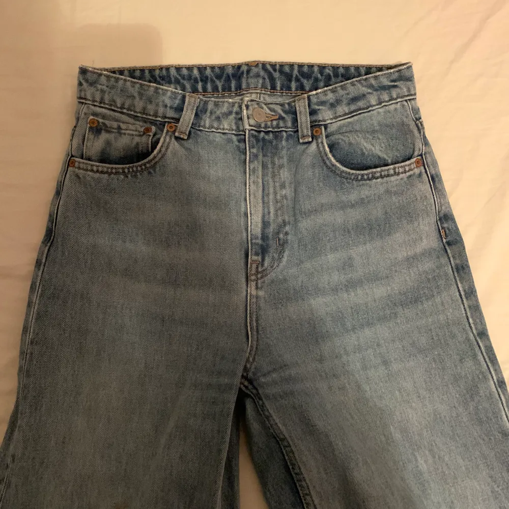 säljer mina populära vida jeans från weekday i modellen ace, då de inte längre kommer till användning. storlek 27/30 i färgen san fran blue, nypris 500kr. använda men i fint skick! billig frakt tillkommer🙈. Jeans & Byxor.