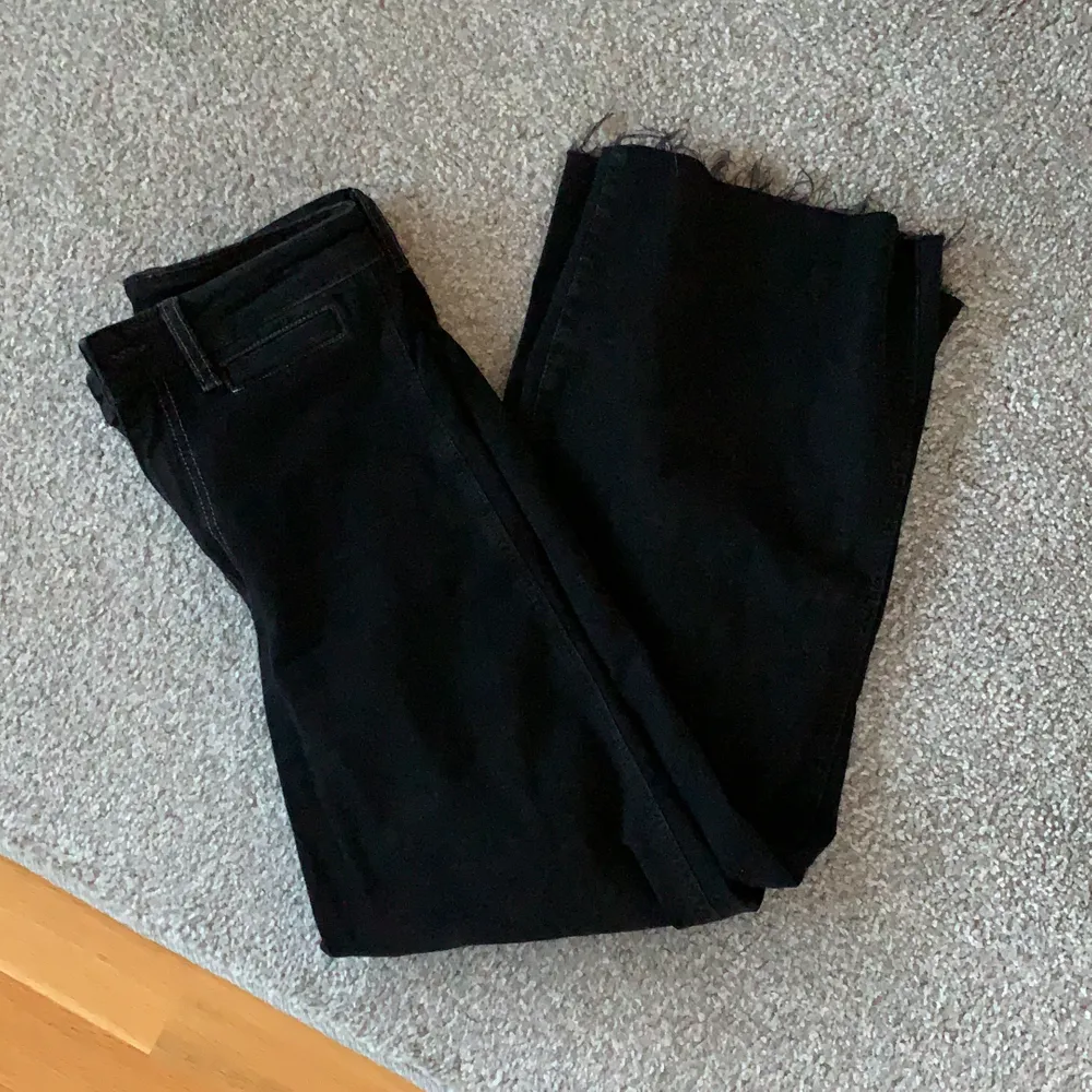 Svarta högmidjade culotte byxor från h&m. Bra skick. Storlek 34. . Jeans & Byxor.