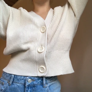 Tjocktröja från Lindex - ❗️BUDA I KOMMENTARERNA❗️Gammalvit/smutsvit tjocktröja från Lindex i storlek M. Supergosig nu till hösten och vintern 🥰 men säljer den då den är för stor för mig!