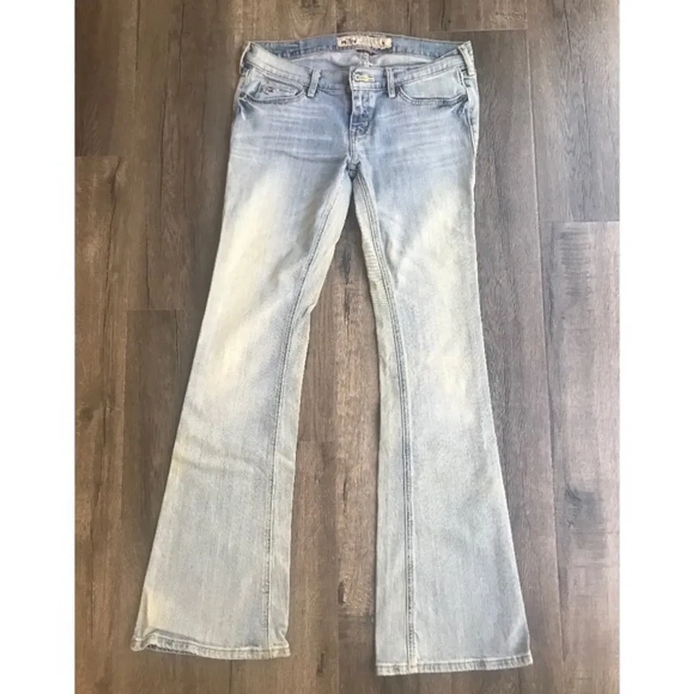 SÖKER ett par utsvängda lågmidjade jeans från hollister i storlek xs, (helst dessa på bilden men om ni säljer liknande jeans från hollister går d också bra) hör snälla av er om ni vill sälja🥺🥺🥺🥺🥺💕💕. Jeans & Byxor.