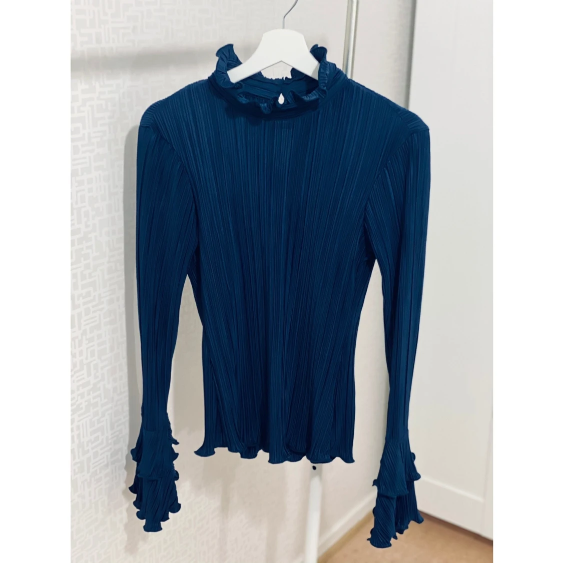 Blus med volangarmar