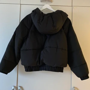 Pufferjacka från Zara nyskick  - Snygg pufferjacka med stor luva och dold dragkedja, finns även resårband i mudden längst ner för att spänna åt/göra den större. Rymlig och varm på! Knappt använd så som ny i skicket. Inköpt på Zara. Storlek S men funkar fint som M likaså. 