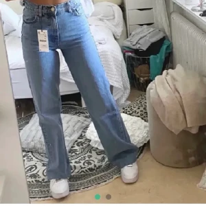 Zara jeans - (lånade bilder) De snygga populära jeansen från zara, använda 2 gånger så bra skick. Långa i modellen. Buda ☺️💕