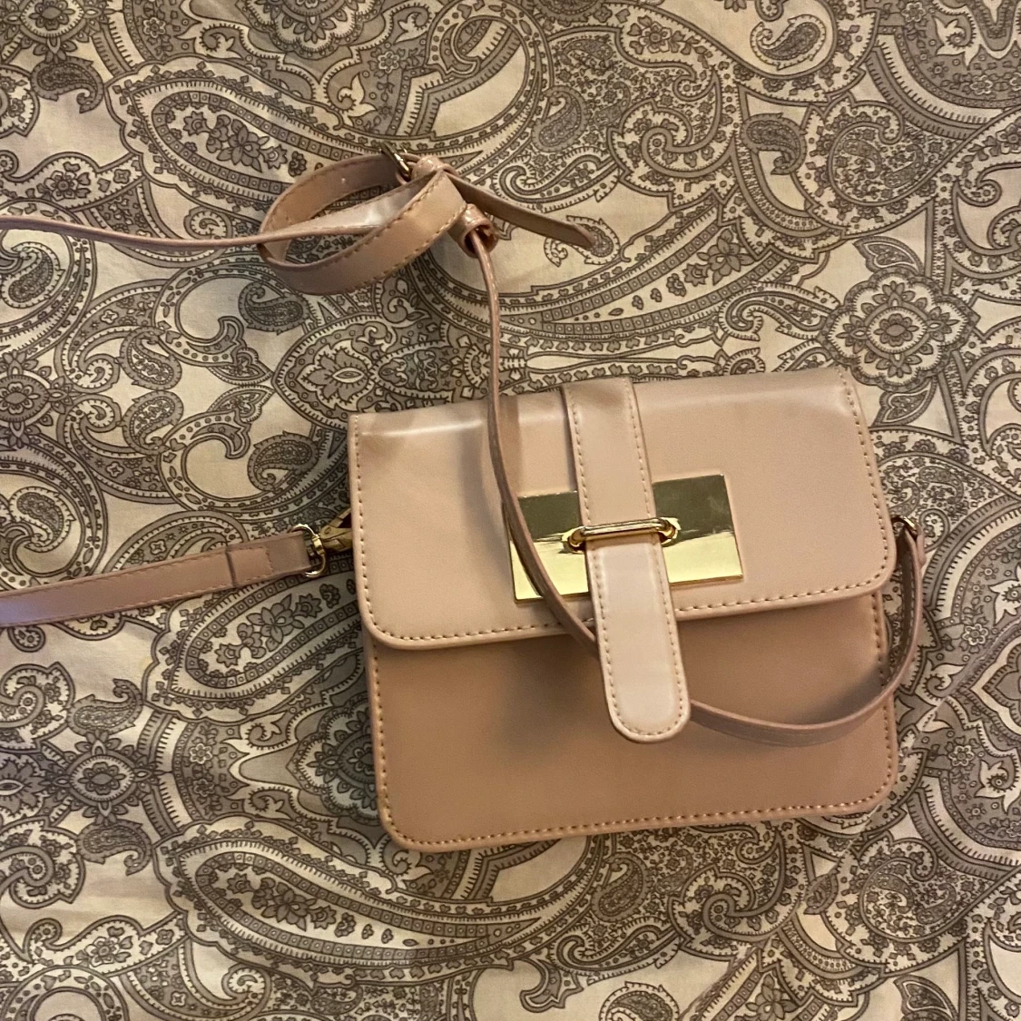 Pastell rosa väska från Åhléns.