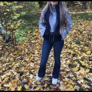 S  - Stickad grå tröja från hm  i s, 70kr, jeans från Gina storlek s 250kr, väst 50kr ❤️