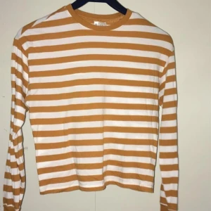 Randig tröja - Gullig randig tröja från hm, kom privat för frågor, köparen står för frakten❤️ 