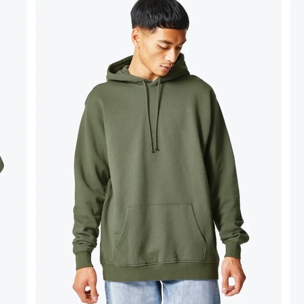 En sååå snygg hoodie från Carling, är liten i storleken så skulle inte säga att den e oversized, nypris: 699kr💓. Hoodies.
