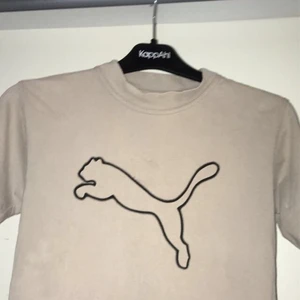 Puma tröja - En beige puma tröja skulle säga att den passar barn från 140 till dam M jag har M i va sluga fall men jag kan ha den här tröjan, köparen betalar frakten❤️