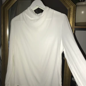 Blus - Vit blus i fint skick, frakt inräknat i priset