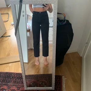 Svarta raka jeans - Mycket sköna! Men för korta för mina långa ben och därför inte så mycket använda...  