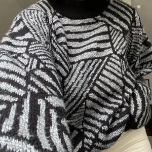 STICKAD TRÖJA - Stickad tröja i storlek S, den är lite oversize. Supersnygg och i superskick!