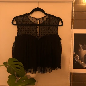 Zara Prickig Spets Svart Kortärmad Blus  - Prickig och svart blus i spets från Zara i bra skick! Storlek 34/36, skriv för för info! 