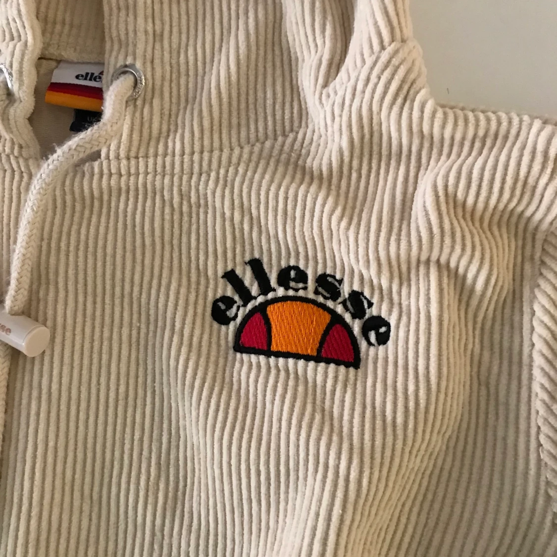 Elesse croppad vit hoodie strl 34 - 90