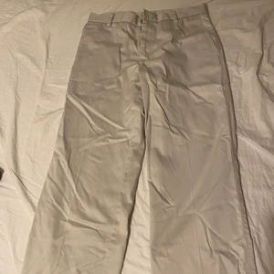 Dockers chinos - secondhand köpta dockersbyxor i en snygg grå-beige färg. de är i en rätt rak/baggy fit och sitter väldigt snyggt. storleken är 34x32 och sitter lite längre ner på skorna på mig som är 164 ish. köparen står för frakt. 