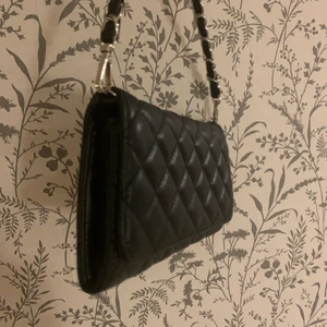 Handväska - En superfin handväska som knappt är använd! Se alla detaljer såsom mönster och silverdetaljer på tredje bilden. Har ingen bild på hur långa banden är men de slutar ungefär så väskan hamnar precis ovanför höften. Priset kan alltid diskuteras och frakten tillkommer (tar reda på den vid intresse). Bara att skriva för mer bilder eller för frågor 🥰