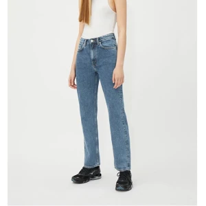 Voyage jeans!!  - Säljer mina superfina mörkblåa voyagejeans från weekday då jag tyvärr tycker de är för korta för mig! Storlek 24/30. Kan mötas i Stockholm eller frakta💗Priset kan diskuteras!!