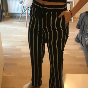 Kostymbyxor - Knappt använda, legat i garderoben ett bra tag. Säljer pga börjar bli för små- bra skick. Köpt för 250 säljer för 150. Är xs men kan passa S