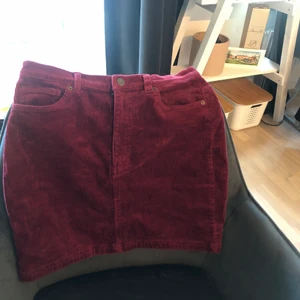 Kjol - Vinröd kjol i Manchestermaterial från Monki i storlek 40. Använd några gånger, men forfarande fint skick. 50kr, köparen står för fraktkonstnad. 