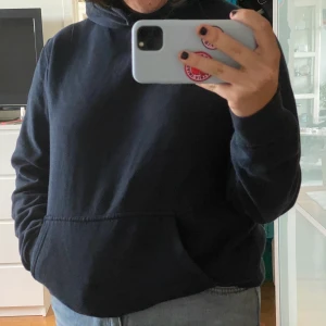 Blå hoodie - Snygg blå hoodie från pull&bear:) säljer pga jag har för många hoodies. Använd fåtal gånger och är i toppenskick