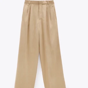 Kostymbyxor från Zara i storlek 38 - Fina vida kostymbyxor med hög midja från Zara. Säljer då jag inte får någon användning av dem:) det är ett litet hål på sidan 