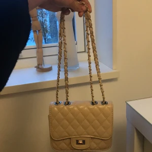 Beige väska  - En gullig beige väska. Får plats med ganska mycket men det är små saker. Säljer för att den inte kommer till användning❤️pris kan diskuteras 