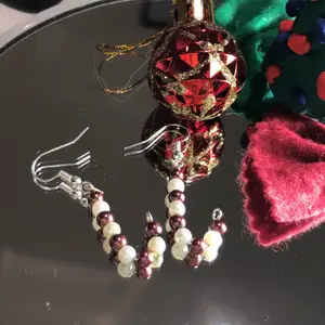 Fina polkagris örhängen som man kan både ha på julafton eller på en vanlig vardag. 100kr!