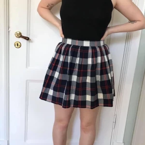 gullig kjol från monki, strl 38 - kjol från monki, strl 38 men i det mindre laget. använd en gång.