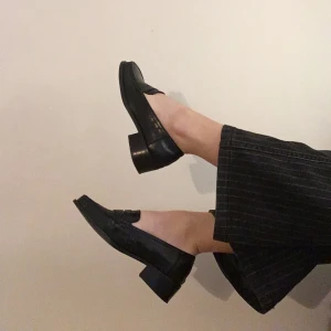 Loafers - Svarta loafers i läderimitation med ormskinns-struktur, från Asos. Helt oanvända! Nypris ca 400kr. Världens snyggaste och supertrendiga!