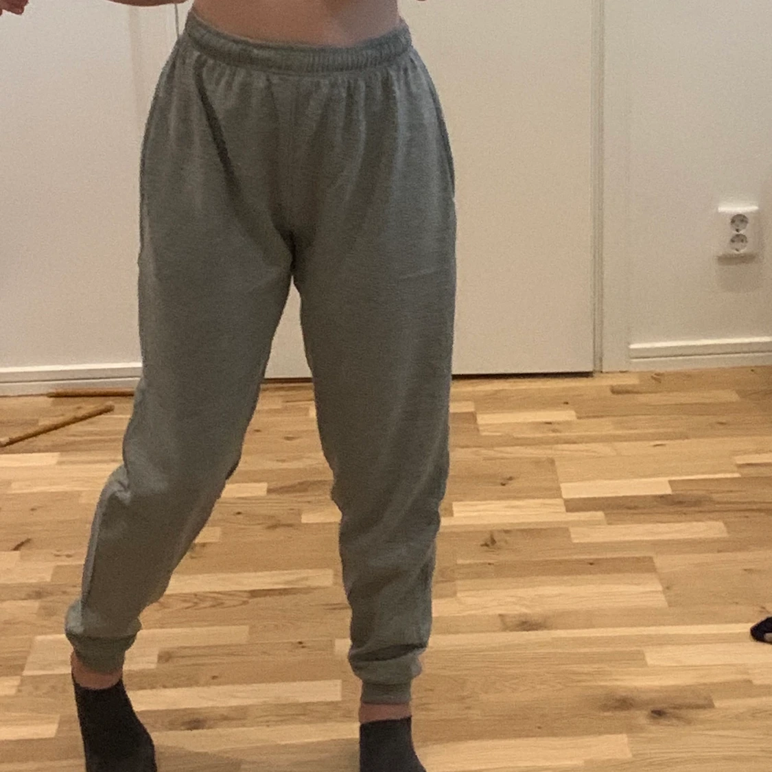 Gråa mjukisbyxor - 90