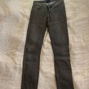 Gråjeans - Grå jeans från Gant. +frakt