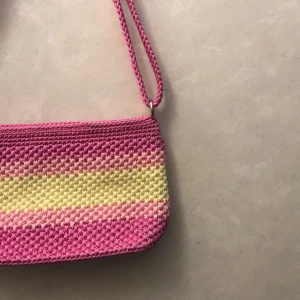 söt väska - Supersöt väska som går att ändra längden på:) 120kr eller högstbjudande:)