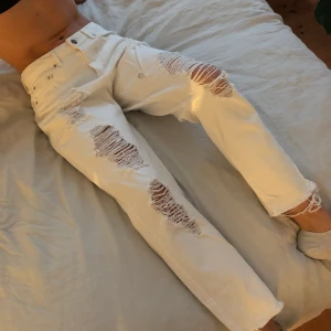 Vita Håliga Jeans  - Ett par vita håliga jeans från Pull & Bear i bra skick! Strl 34/36, skriv för mer info! 