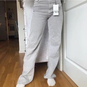 Gråa jeans - Säljer mina gråa jeans från zara. Använda fåtal gånger. Bra skick❤️ hör av dig om intresserad så diskuterar vi priset. HÖGSTA BUD: 380kr