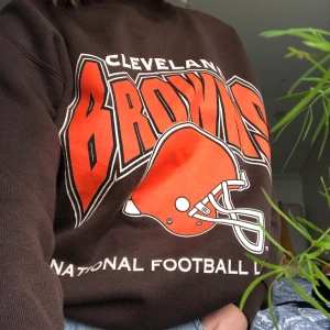 Brown sweater🤎 - Himla snygg sweatshirt, köpt på en vintage butik i somras och har tyvärr inte kommit till användning sen dess:(   Köparen står för frakt, budgivning ifall flera är instresserade 💖 bud: 250kr+frakt