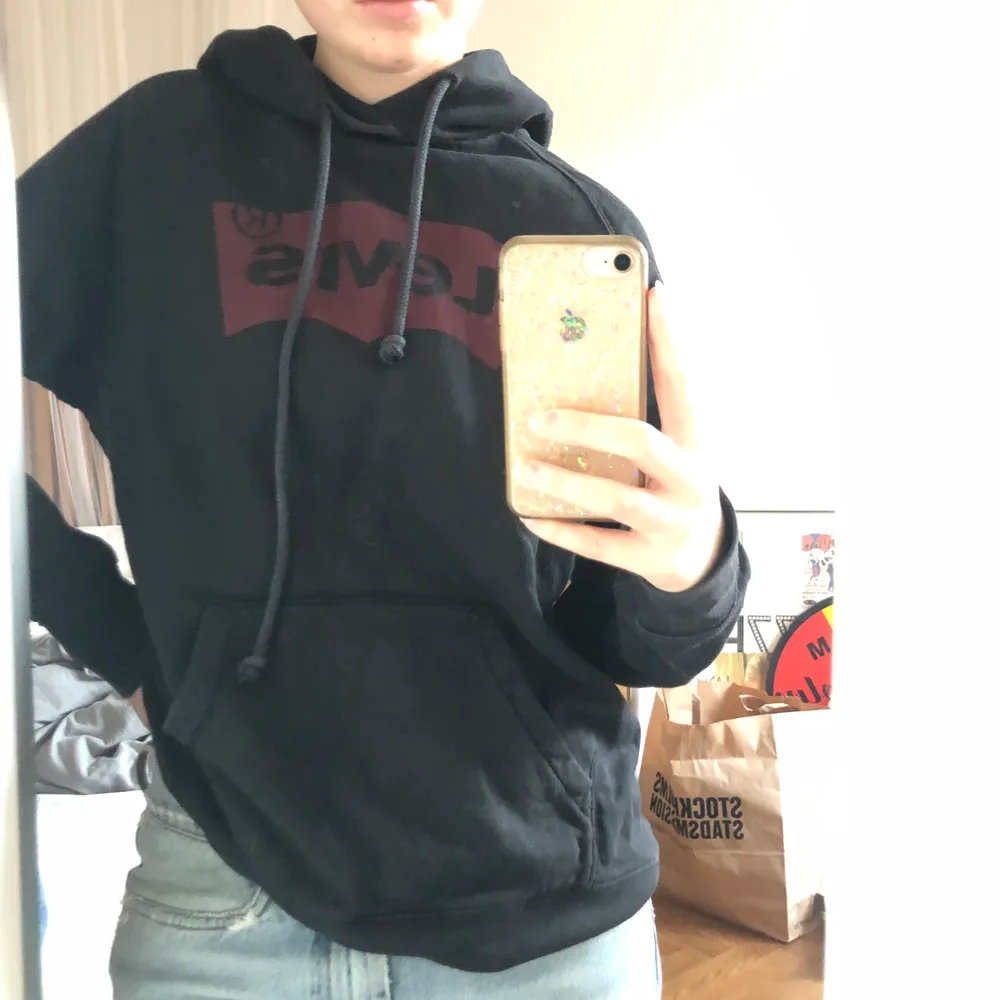 Oversized Levis hoodie köpt på humana. Väldigt fin men har för många hoodies. Står storlek s men sitter ganska stort på mig. Kan mötas i Stockholm annars betalar köpare frakt <3. Hoodies.