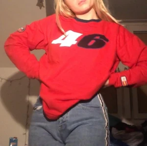 Röd tröja - Jättecool tröja från beyond retro köpt i somras. Mitt absoluta favoritplagg men säljer då den inte används längre!!