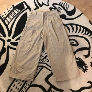 Beiga byxor med vida ben  - Beiga byxor med snygg passform. Aldrig använda pga för små. Köparen betalar frakt! Tar Swish 