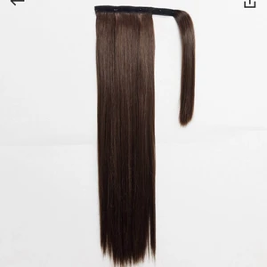 LullaBellz fake ponytail hair black - Den är svart, 66cm, finns inte kvar på asos där jag köpte den. Riktigt snygg men säljer då jag inte har svart hår längre. Använd ca 4 gånger. Förpackningen kvar. Köpt för 389kr, säljer för 200kr inklusive frakt.