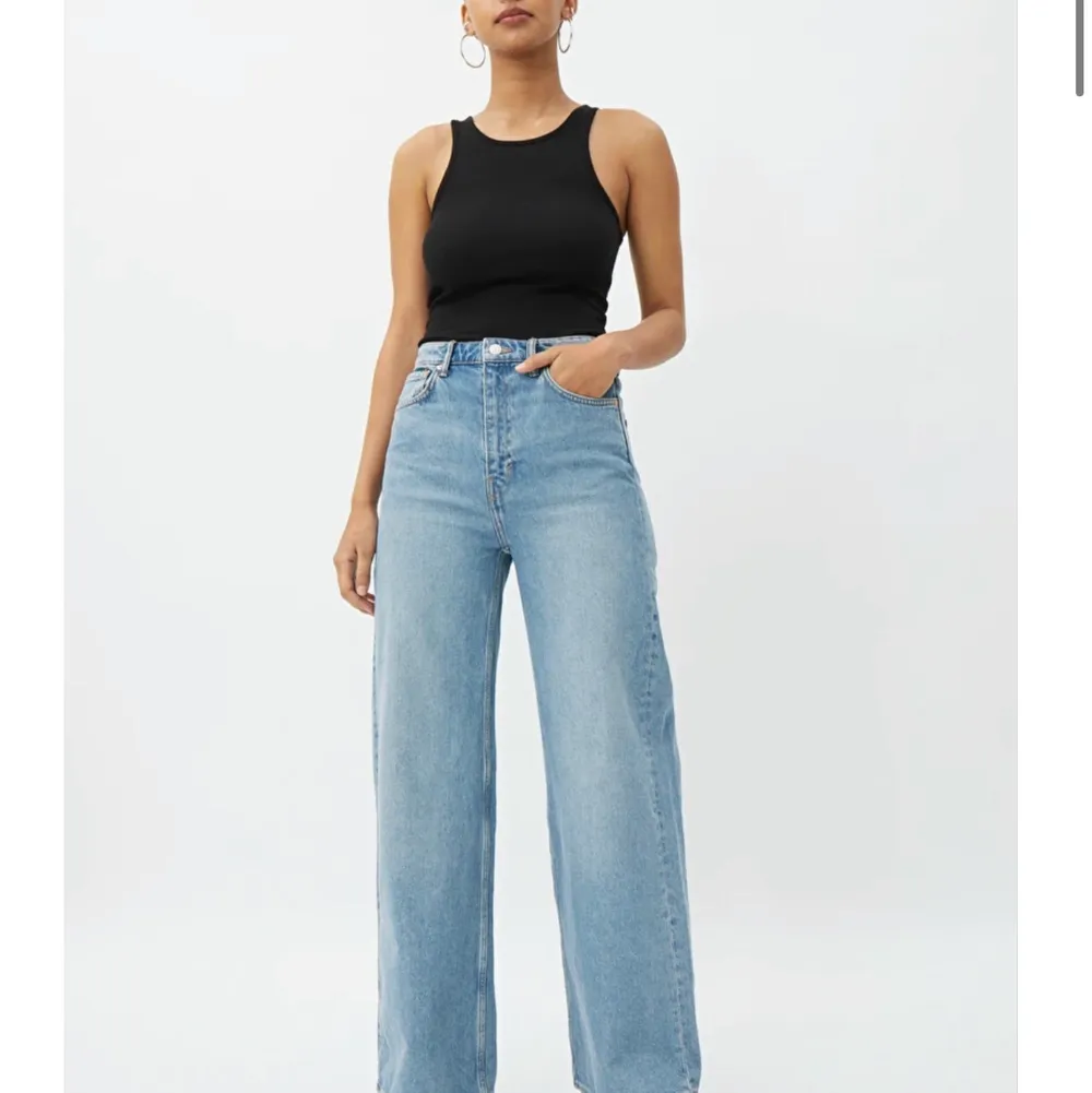 Säljer nu mina älskade Weekday jeans i deras populära modell Ace, dessa jeans är verkligen guld. Säljer dom pga att dom blivit för små för mig. Dessa jeans passar verkligen till ALLT. Köparen står för frakten. 🥰🥰. Jeans & Byxor.