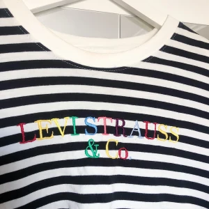 Levis tröja  - Snygg enkel tröja från Levis. Får ingen användning för den :/ strl S-M. Den är lite missfärgad från fondation i kragen men det är inget som man tänker på eller ser om man inte vet att det finns där. Köpt på carlings förra året för drygt 400kr. Frakt tillkommer