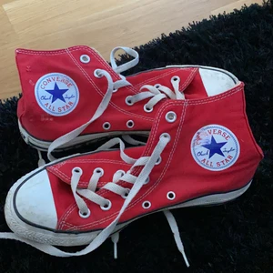 Röda converse - Fina röda converse i storlek 37