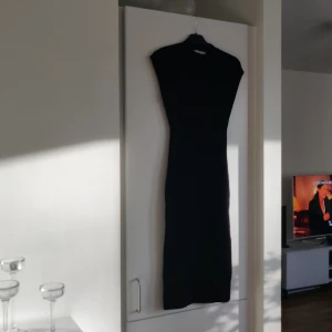 Svart stickad klänning Mango stl S - Svart stickad klänning från Mango i stretchigt material. Storlek S. Fraktkostnaden tillkommer.